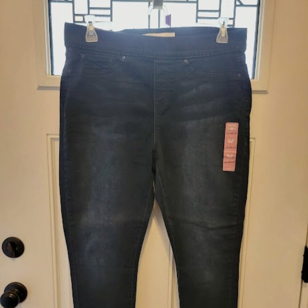 Levi Dark Wash Pull on Skinny Totally Shaping Jeans